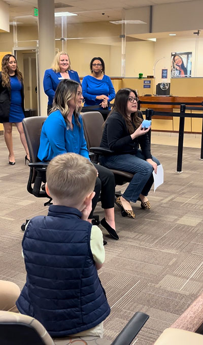 SAFE Certified Financial Educators Savannah Brown and Miriam Dougherty</em><em><br />
<em>lead a presentation for preschoolers.